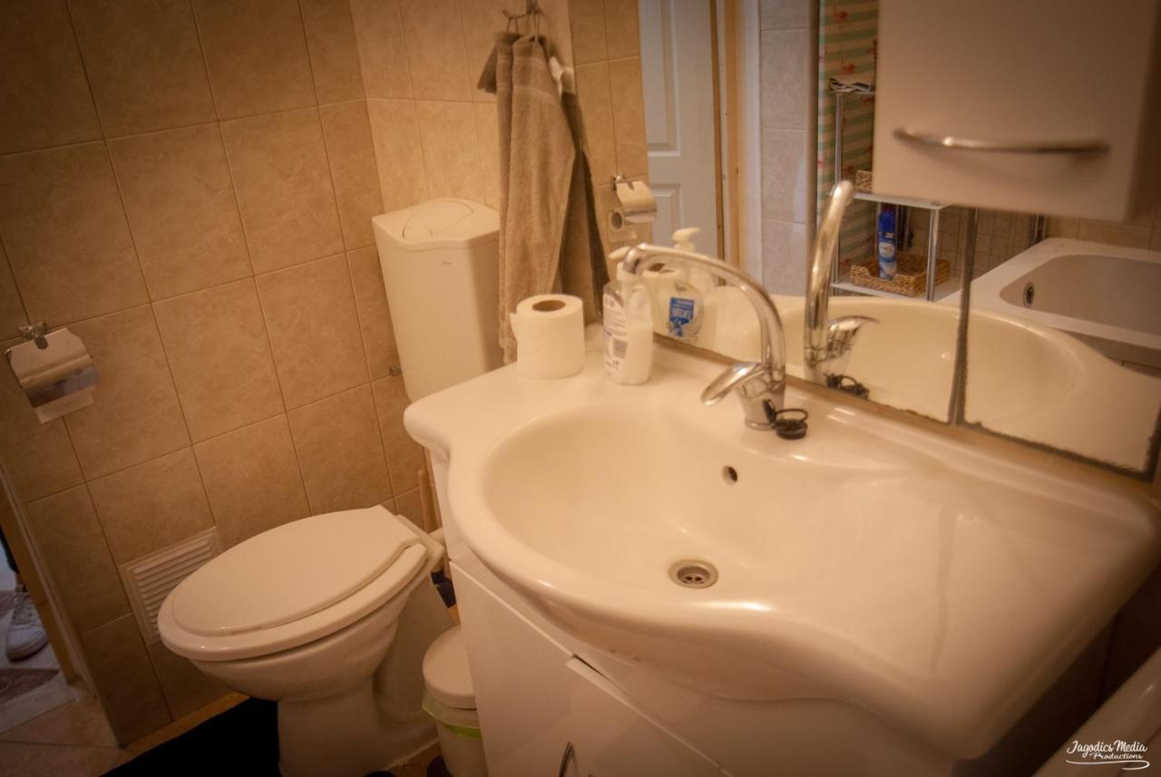 Lovely Central Apartment With Free Parking, Koezponthoz Koezeli 3 Szobas Lakas ジュール エクステリア 写真