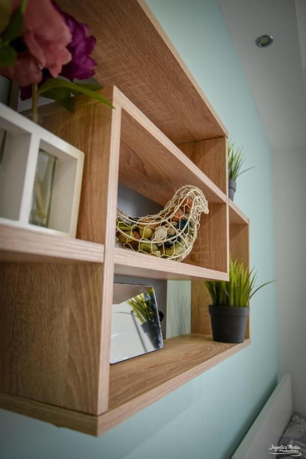 Lovely Central Apartment With Free Parking, Koezponthoz Koezeli 3 Szobas Lakas ジュール エクステリア 写真