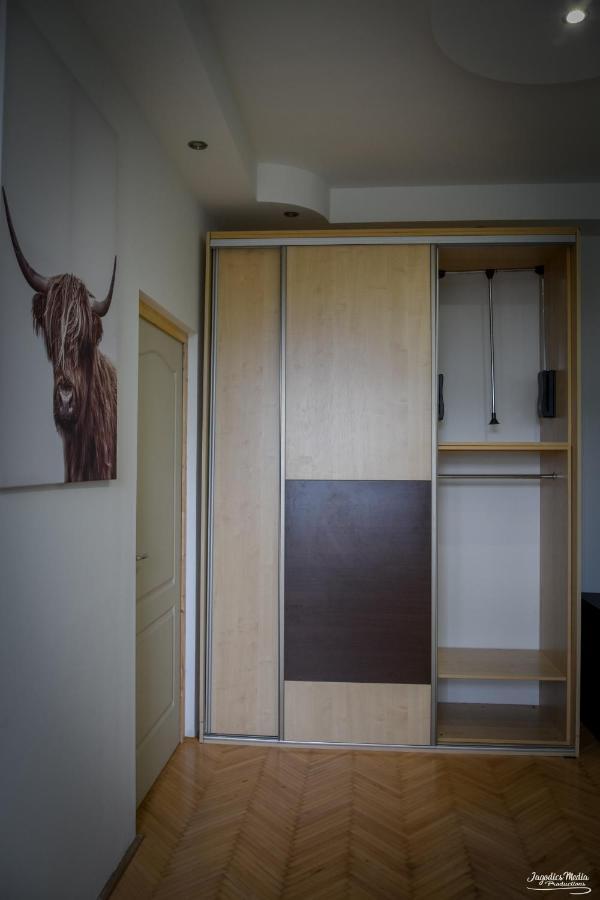 Lovely Central Apartment With Free Parking, Koezponthoz Koezeli 3 Szobas Lakas ジュール エクステリア 写真