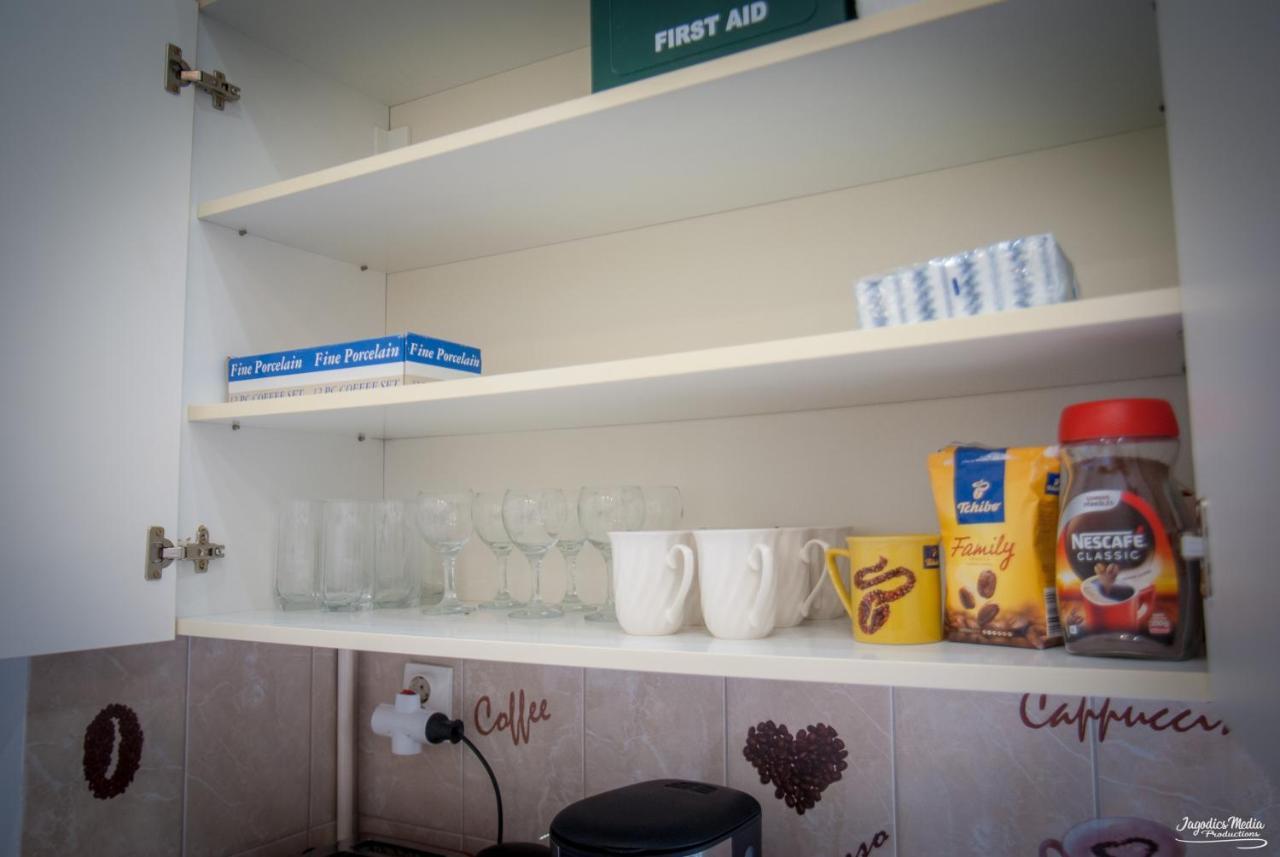 Lovely Central Apartment With Free Parking, Koezponthoz Koezeli 3 Szobas Lakas ジュール エクステリア 写真
