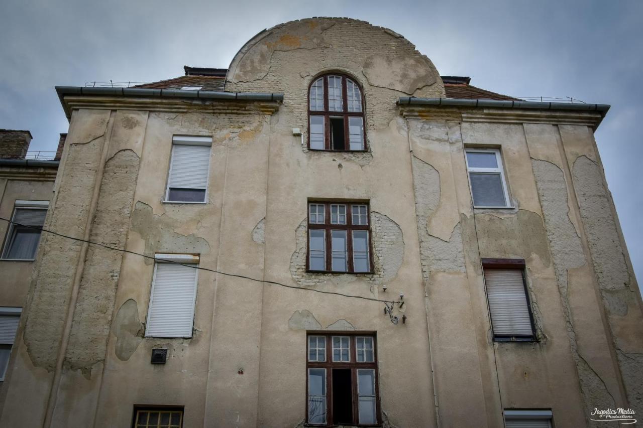 Lovely Central Apartment With Free Parking, Koezponthoz Koezeli 3 Szobas Lakas ジュール エクステリア 写真