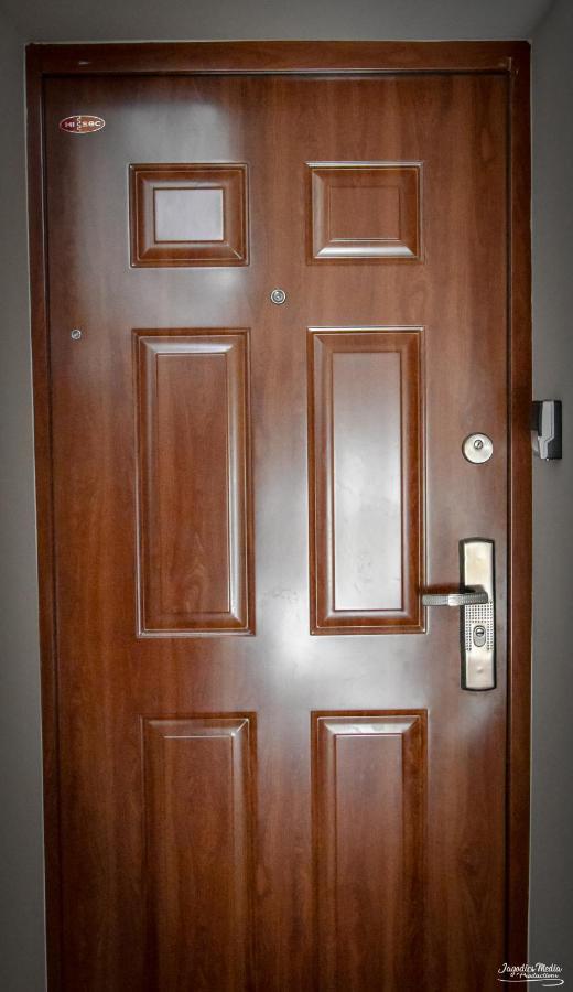 Lovely Central Apartment With Free Parking, Koezponthoz Koezeli 3 Szobas Lakas ジュール エクステリア 写真