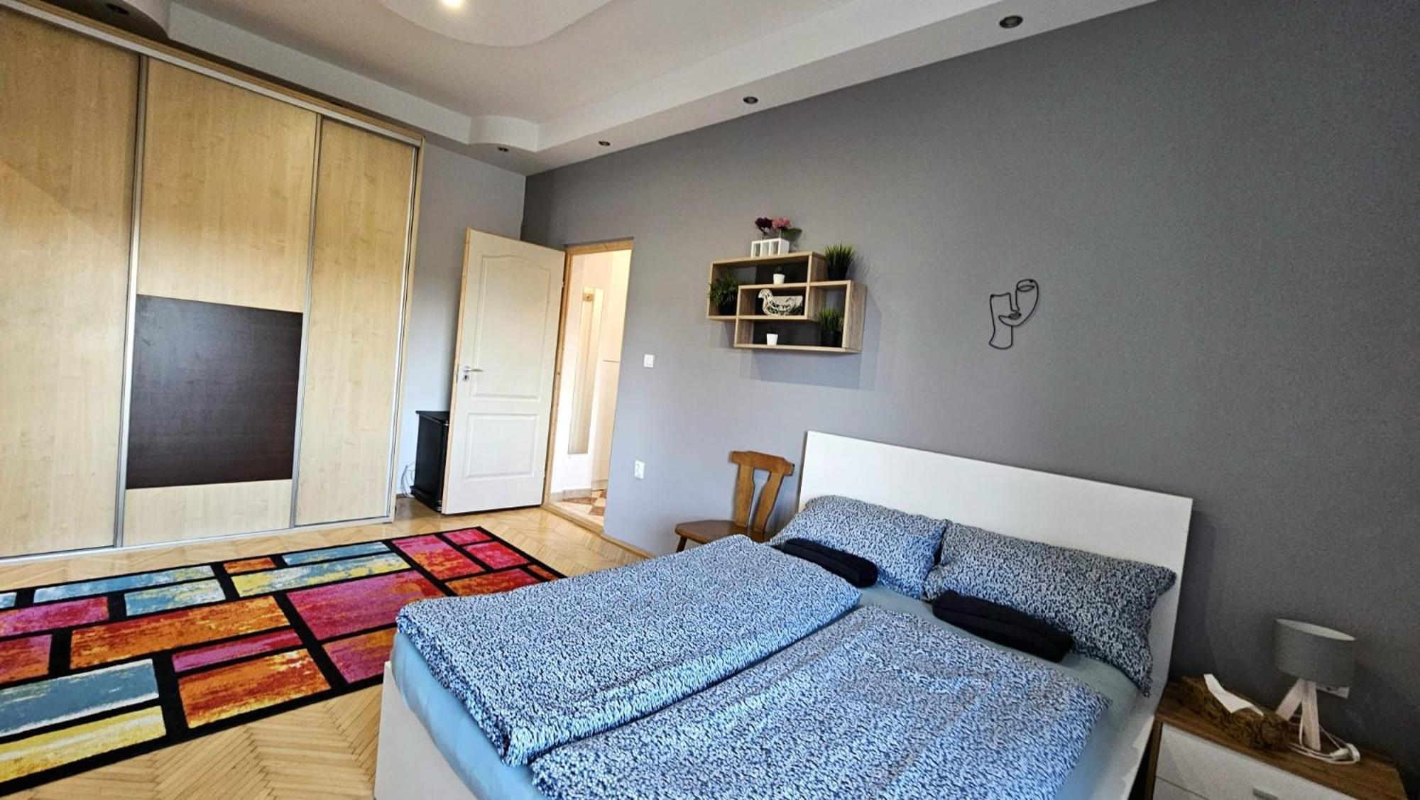 Lovely Central Apartment With Free Parking, Koezponthoz Koezeli 3 Szobas Lakas ジュール エクステリア 写真
