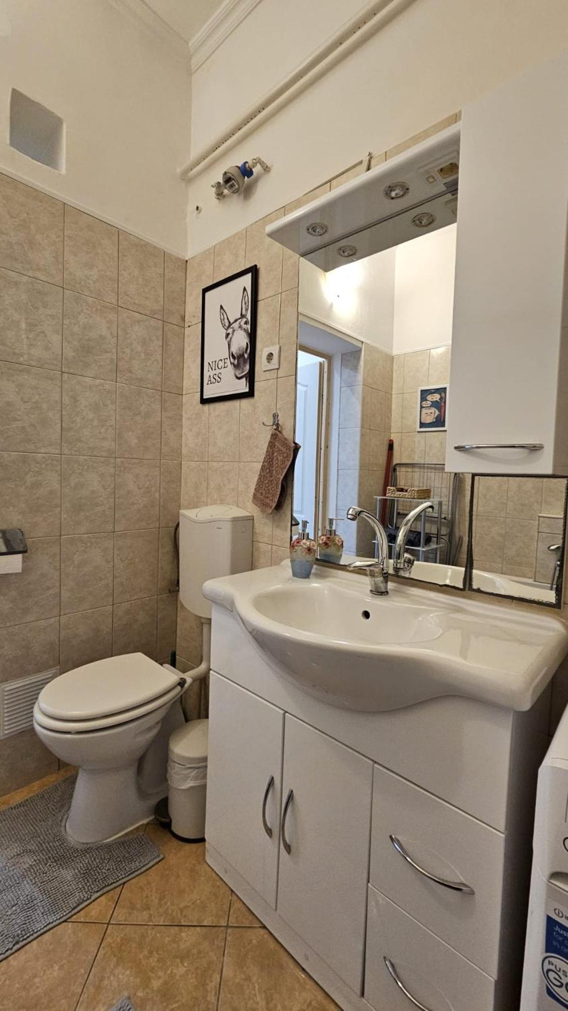 Lovely Central Apartment With Free Parking, Koezponthoz Koezeli 3 Szobas Lakas ジュール エクステリア 写真