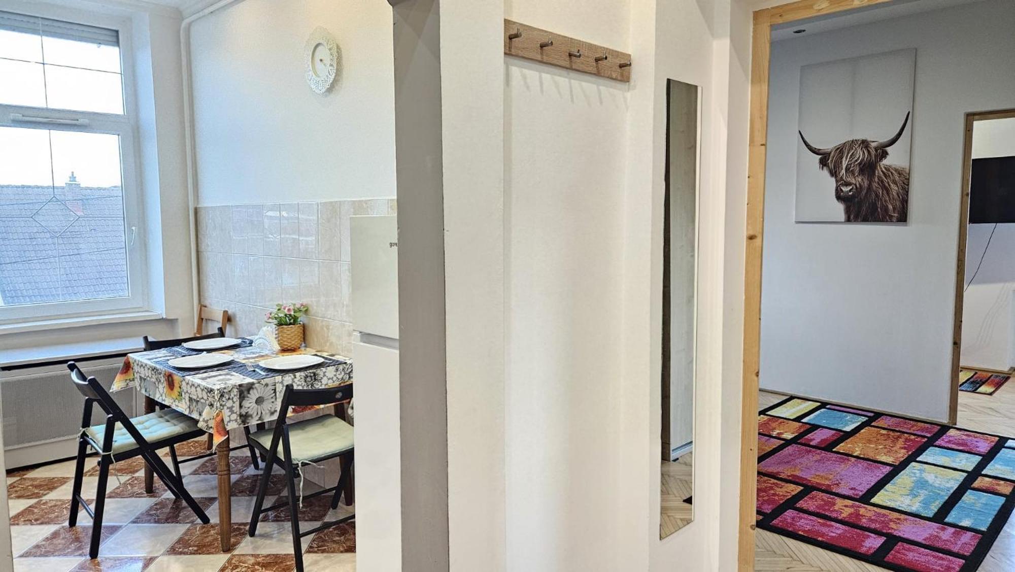 Lovely Central Apartment With Free Parking, Koezponthoz Koezeli 3 Szobas Lakas ジュール エクステリア 写真