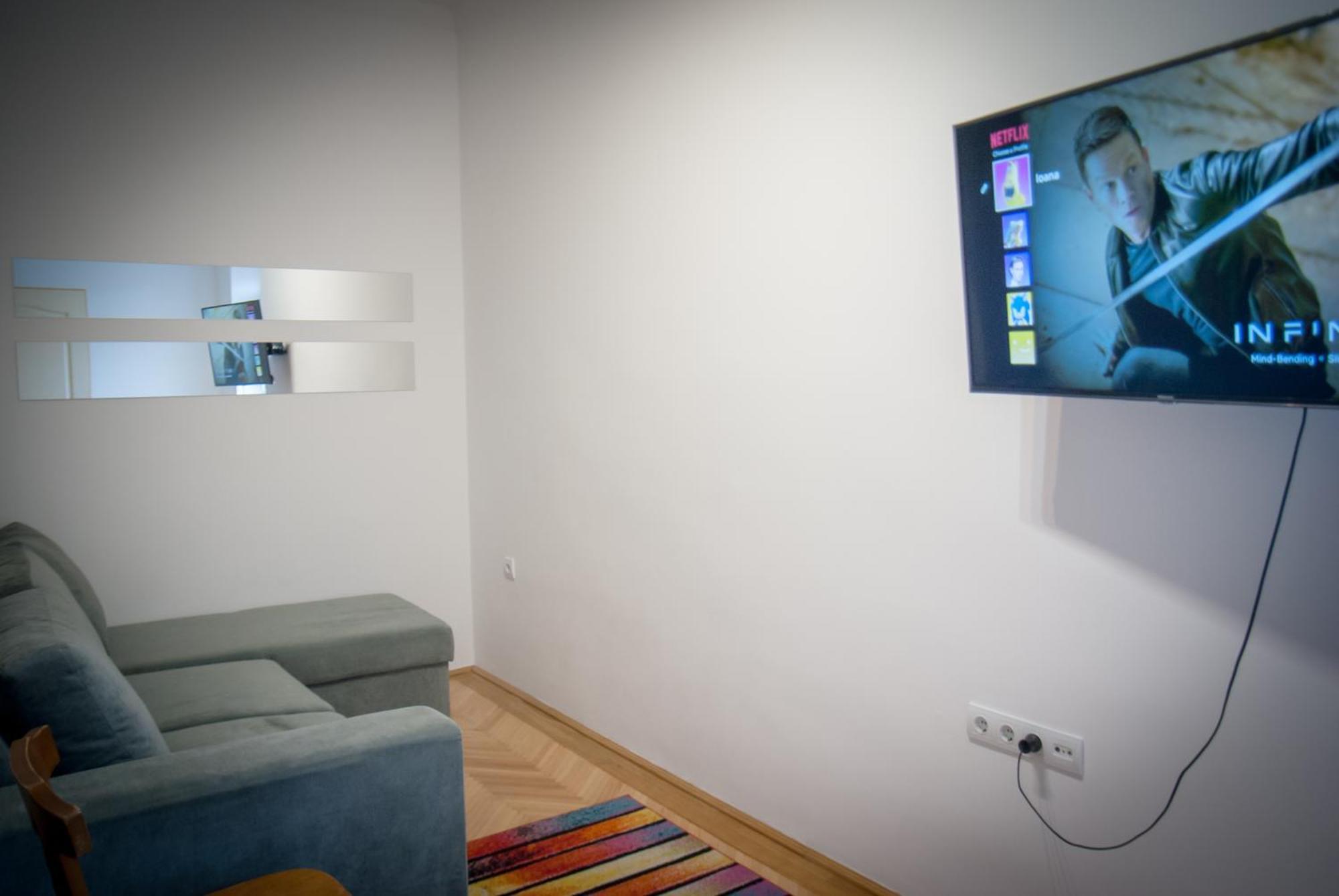 Lovely Central Apartment With Free Parking, Koezponthoz Koezeli 3 Szobas Lakas ジュール エクステリア 写真