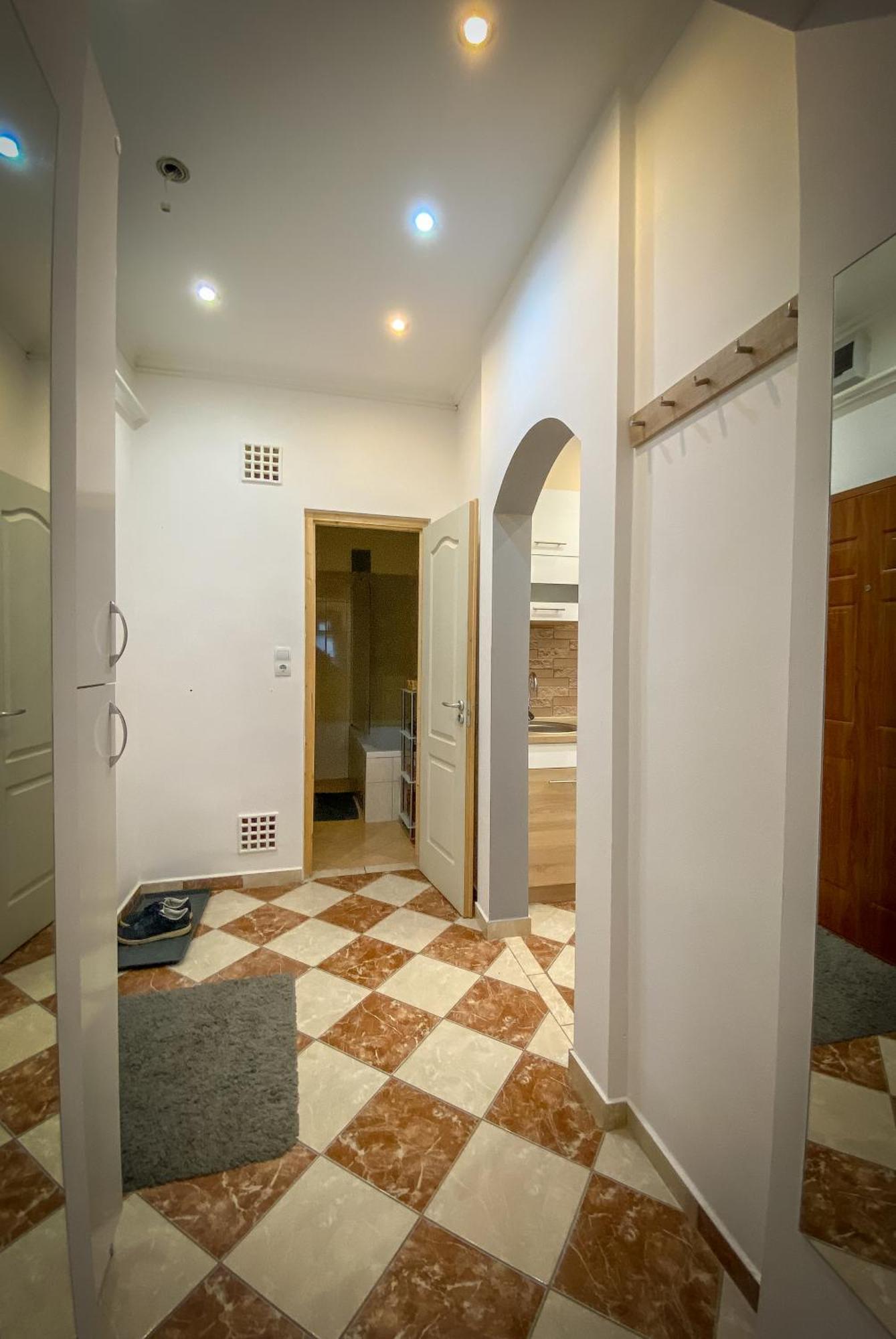 Lovely Central Apartment With Free Parking, Koezponthoz Koezeli 3 Szobas Lakas ジュール エクステリア 写真