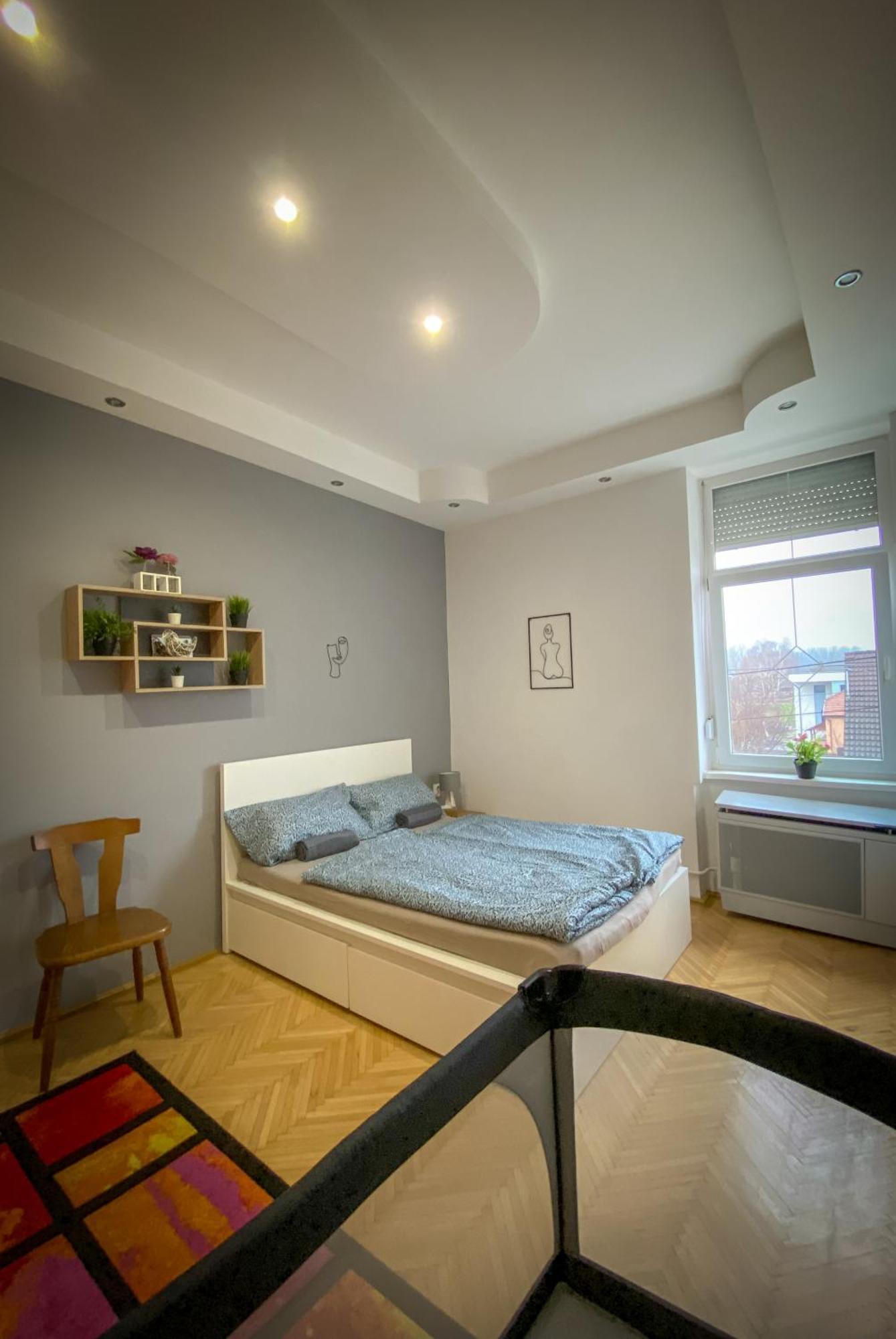 Lovely Central Apartment With Free Parking, Koezponthoz Koezeli 3 Szobas Lakas ジュール エクステリア 写真