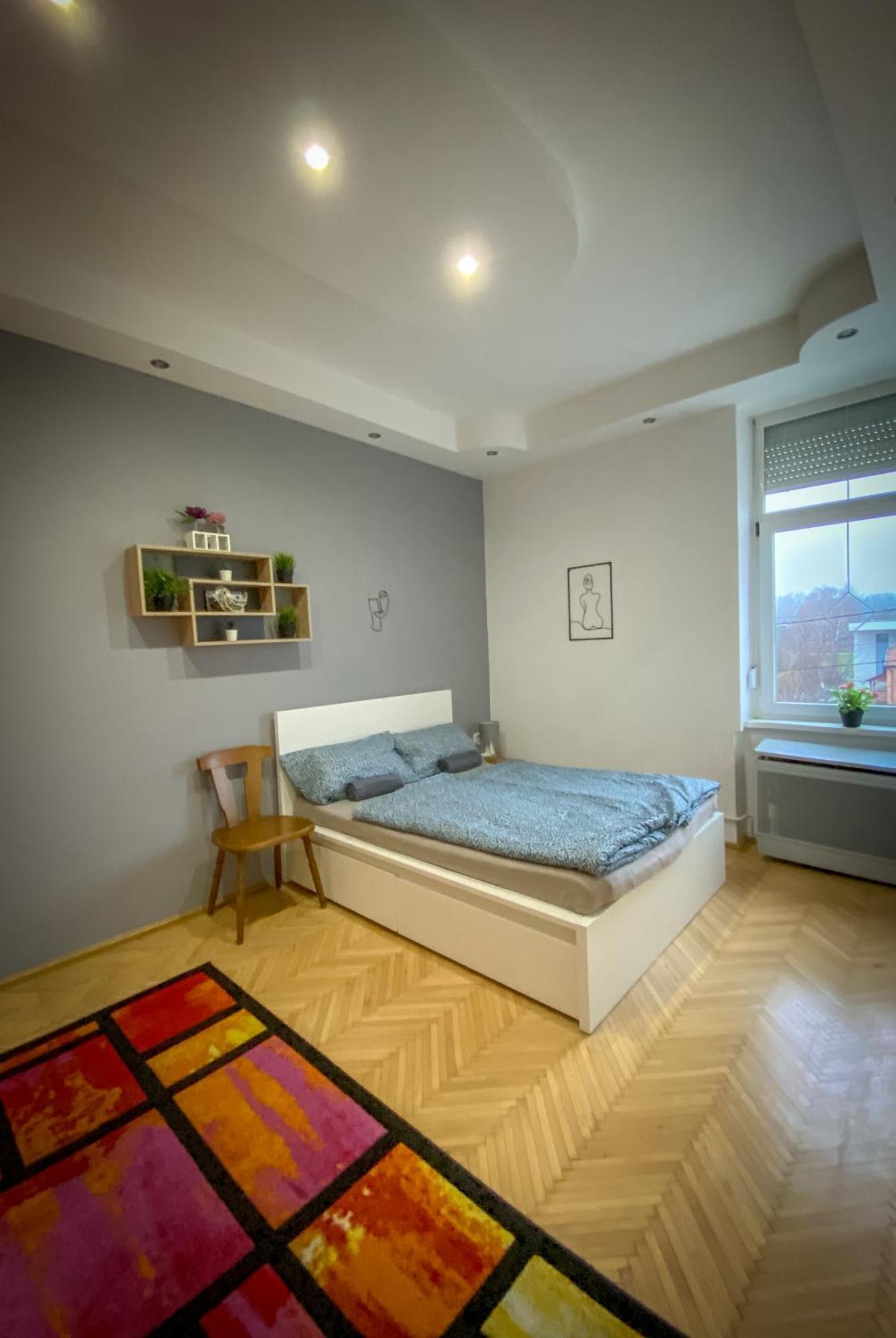 Lovely Central Apartment With Free Parking, Koezponthoz Koezeli 3 Szobas Lakas ジュール エクステリア 写真