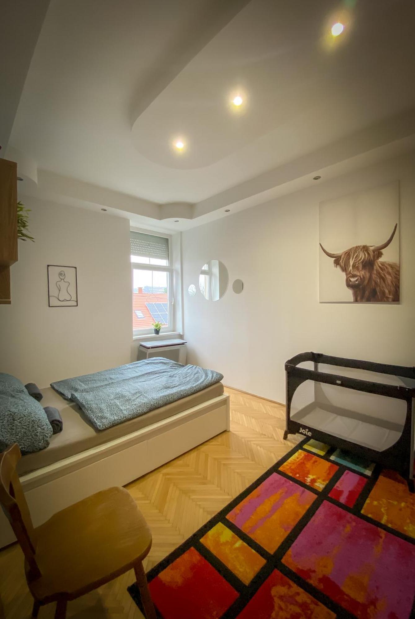 Lovely Central Apartment With Free Parking, Koezponthoz Koezeli 3 Szobas Lakas ジュール エクステリア 写真