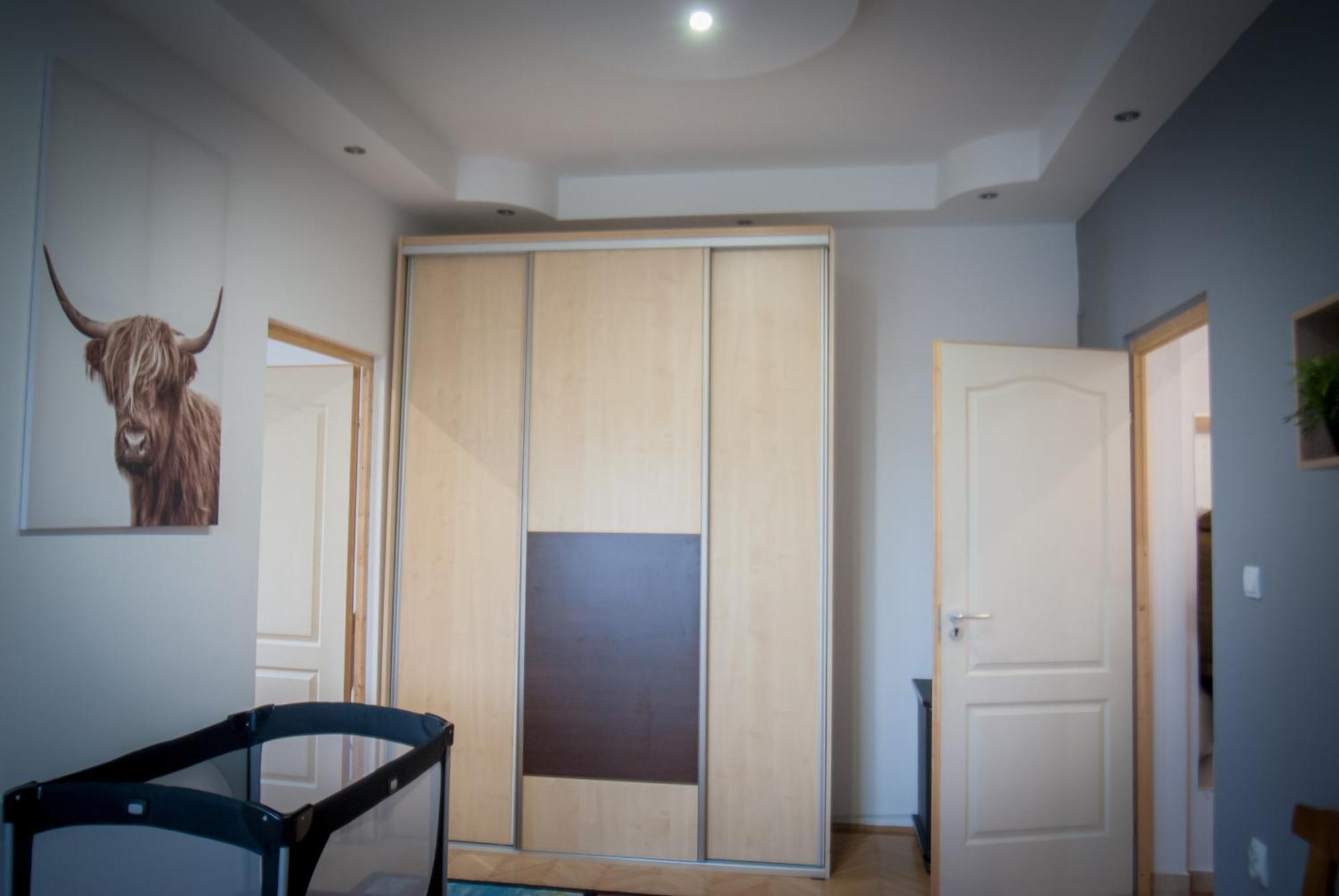 Lovely Central Apartment With Free Parking, Koezponthoz Koezeli 3 Szobas Lakas ジュール エクステリア 写真