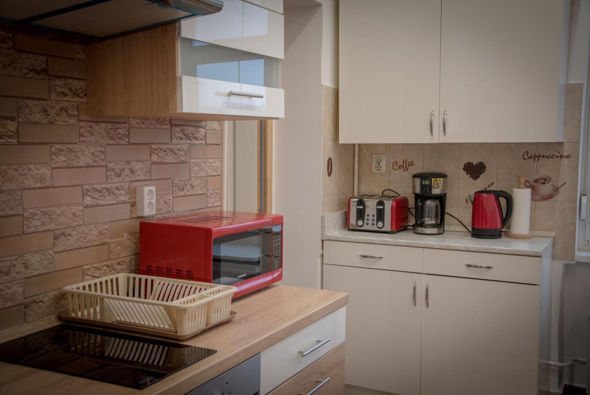 Lovely Central Apartment With Free Parking, Koezponthoz Koezeli 3 Szobas Lakas ジュール エクステリア 写真
