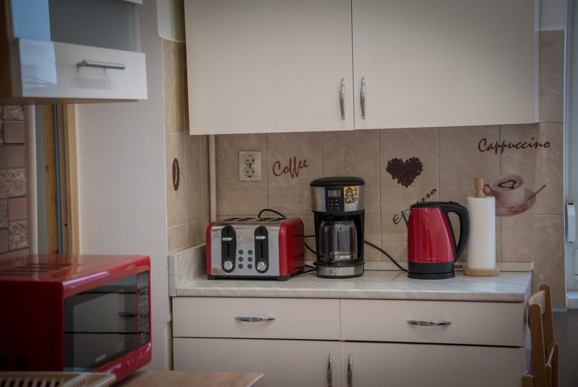 Lovely Central Apartment With Free Parking, Koezponthoz Koezeli 3 Szobas Lakas ジュール エクステリア 写真