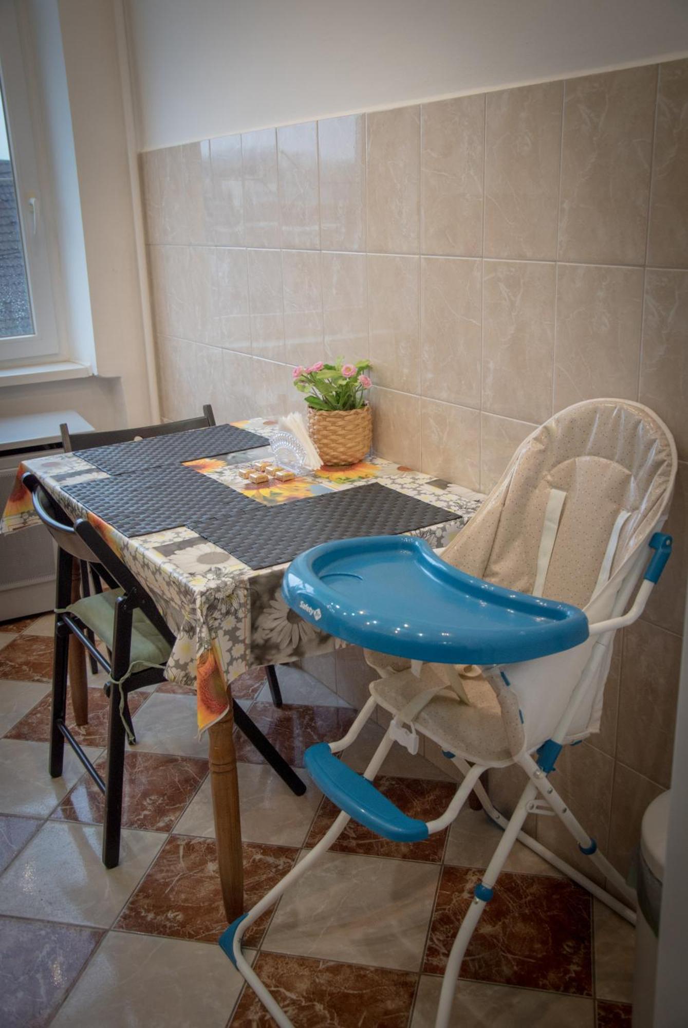 Lovely Central Apartment With Free Parking, Koezponthoz Koezeli 3 Szobas Lakas ジュール エクステリア 写真