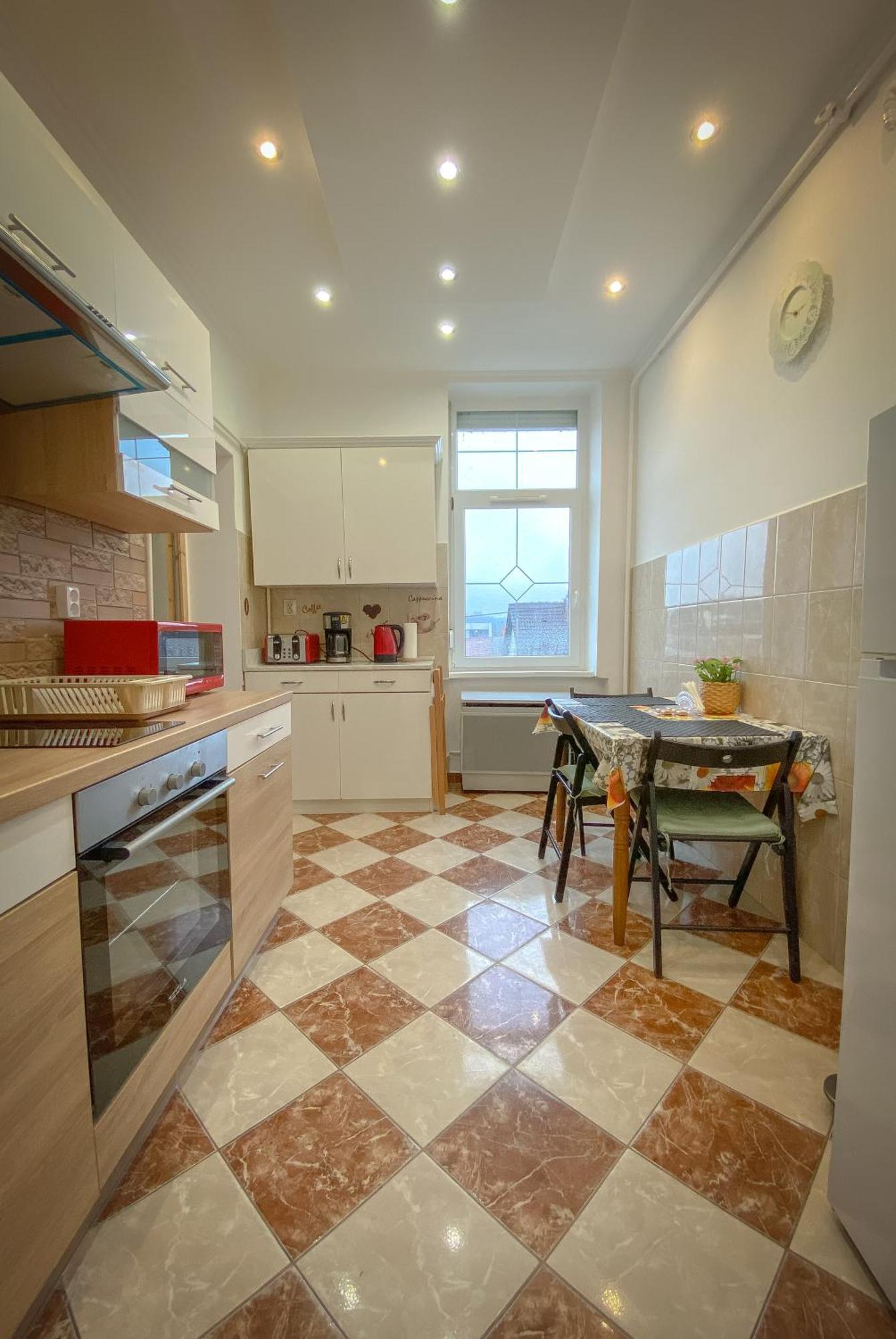 Lovely Central Apartment With Free Parking, Koezponthoz Koezeli 3 Szobas Lakas ジュール エクステリア 写真