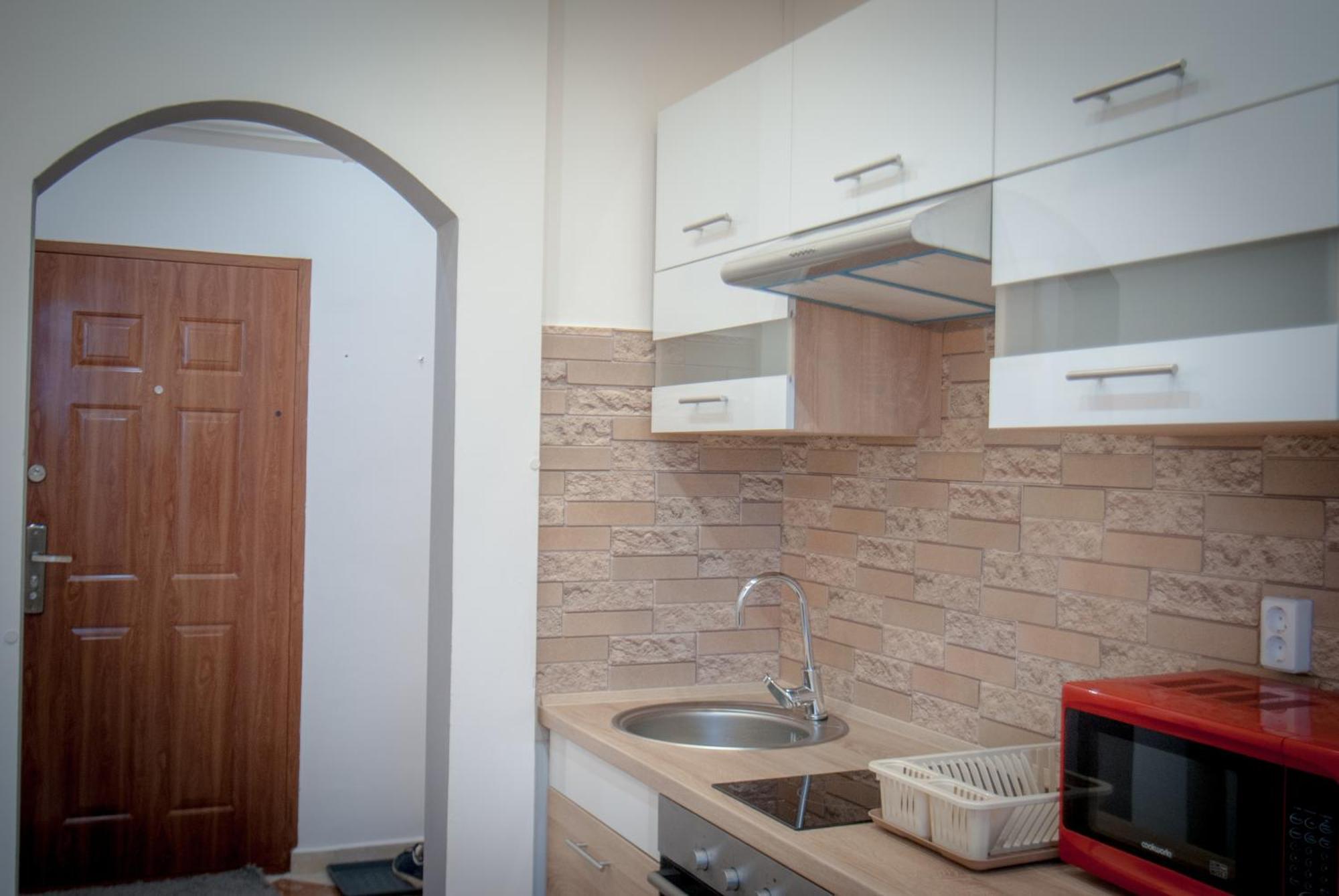 Lovely Central Apartment With Free Parking, Koezponthoz Koezeli 3 Szobas Lakas ジュール エクステリア 写真