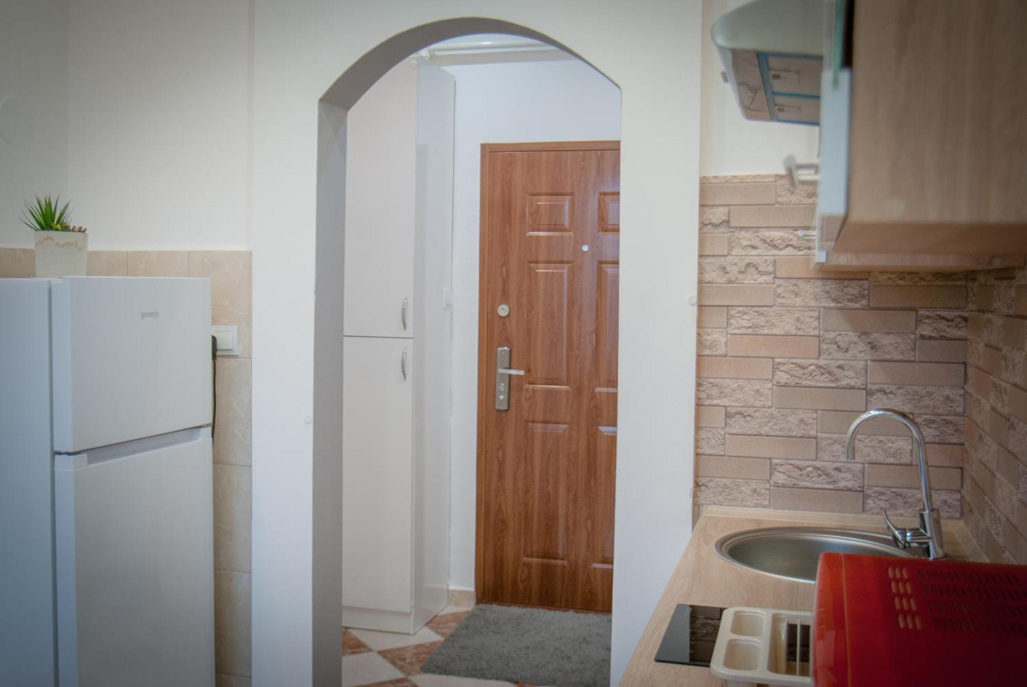 Lovely Central Apartment With Free Parking, Koezponthoz Koezeli 3 Szobas Lakas ジュール エクステリア 写真