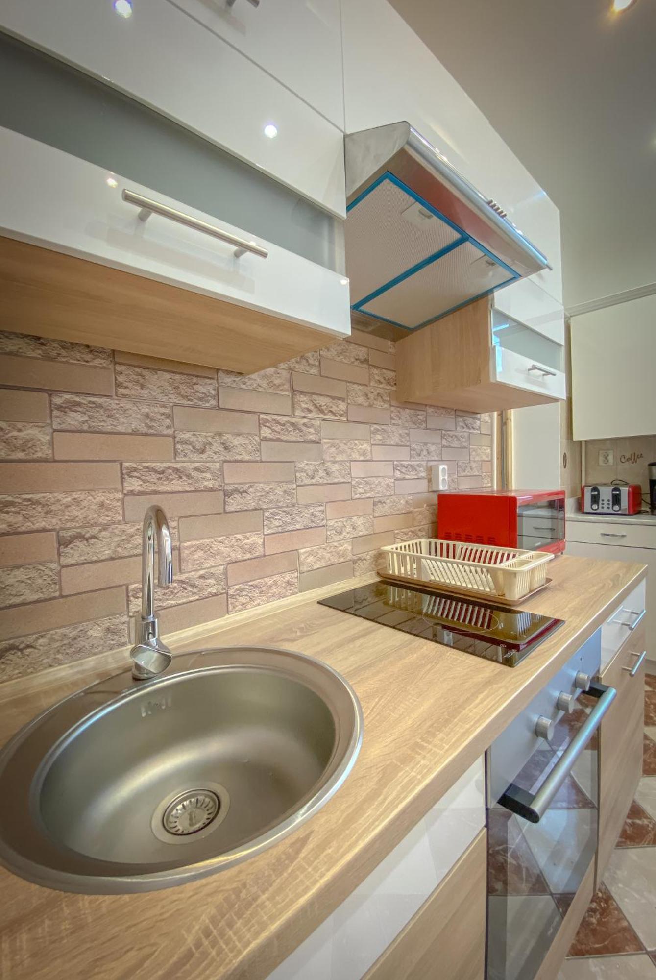 Lovely Central Apartment With Free Parking, Koezponthoz Koezeli 3 Szobas Lakas ジュール エクステリア 写真